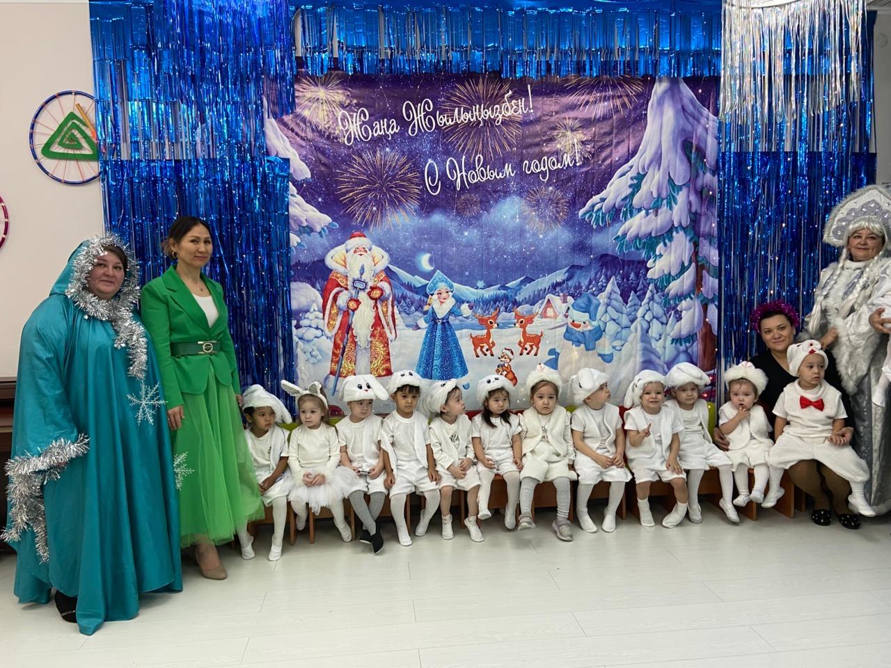 Новогодний утренник в младшей группе “Гүлдер”